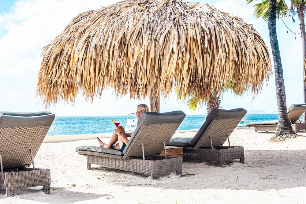 Buddy Dive Resort - Bonaire beach lounge