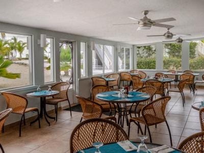 Cayman Brac Beach Resort - Cayman Brac indoor dining