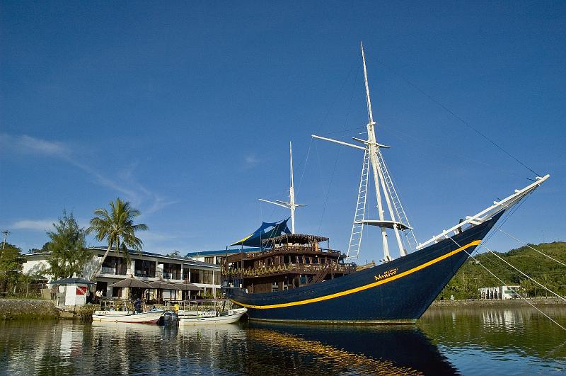 scuba diving Manta Ray Bay resort