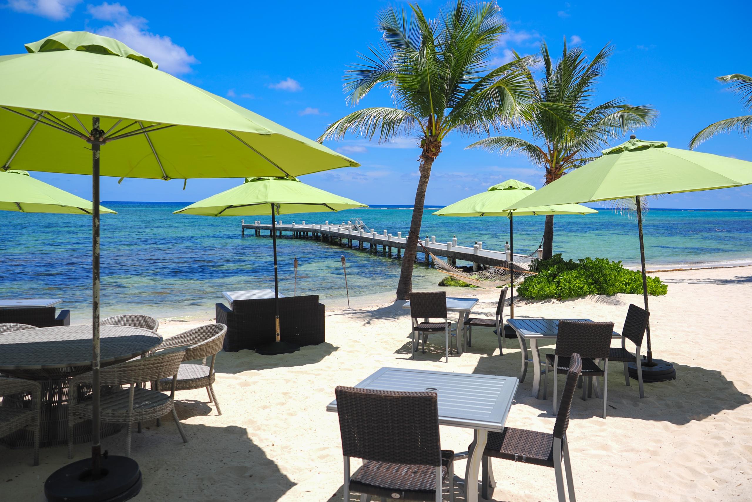 wyndham reef grand cayman beach bar