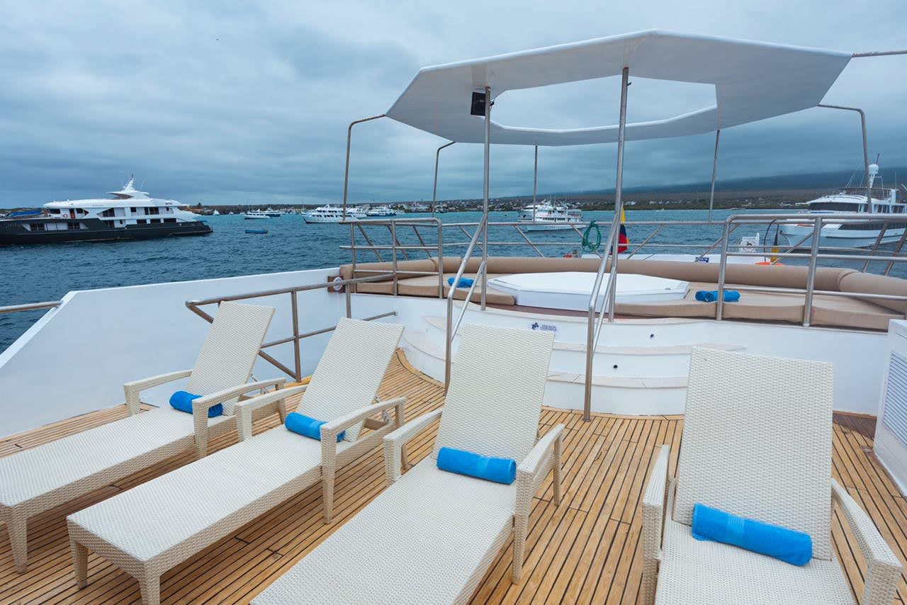 Tiburon Explorer Liveaboard - Galapagos Island outdoor hot tub and lounge