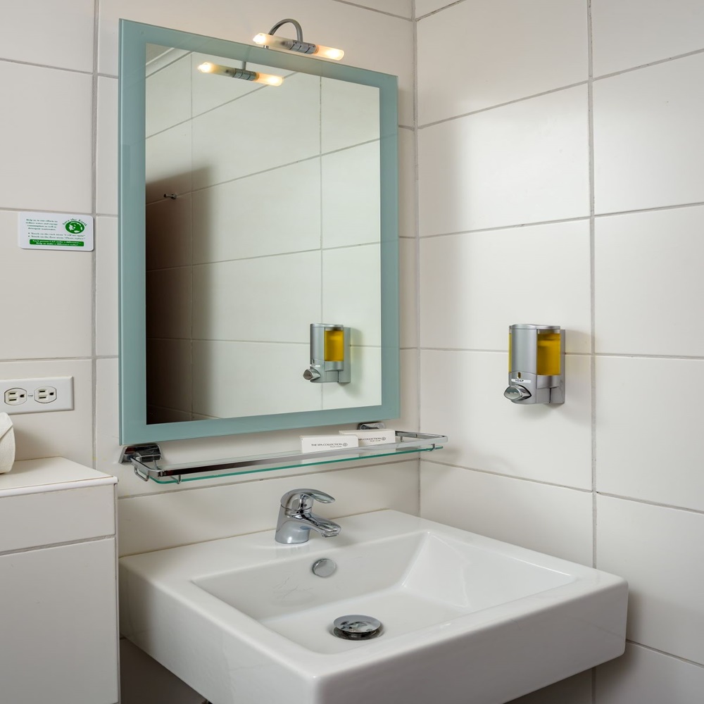 Buddy Dive Resort - Bonarie 3 bedroom bathroom