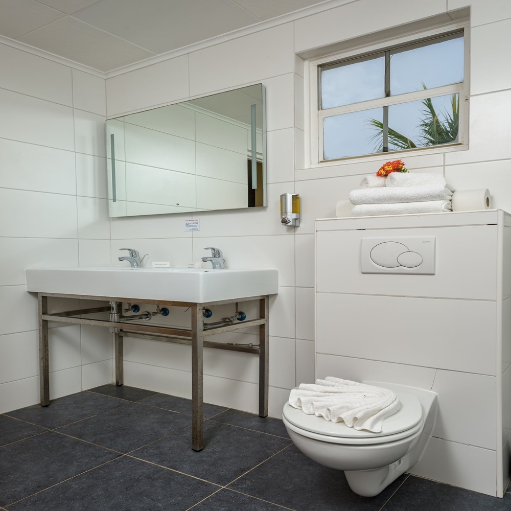 Buddy Dive Resort - Bonarie 2 bedroom bathroom
